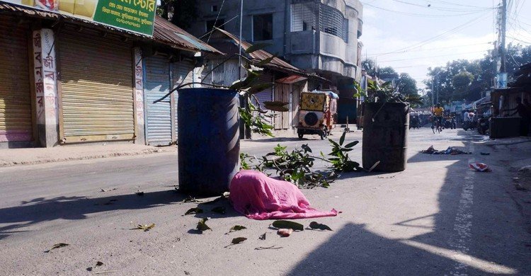 সড়কে পড়েছিল ভারসাম্যহীন নারীর মরদেহ