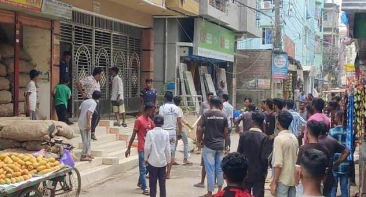 সিদ্ধিরগঞ্জে বিএনপি নেতাদের বাড়ি বাড়ি আ’লীগের হামলা