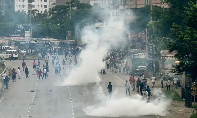 বাংলাদেশে প্রধানমন্ত্রীর পদত্যাগের দাবিতে বিক্ষোভ, পুলিশের সঙ্গে সংঘর্ষ