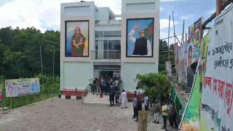 ছাত্রলীগের দু’পক্ষের মধ্যে সংঘর্ষ, আওয়ামী লীগ অফিস ভাঙচুর
