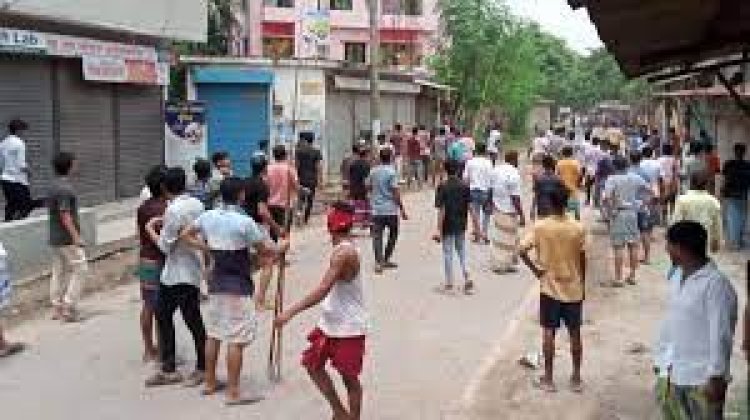 ৪ ঘণ্টা ধরে চলছে স্থানীয়দের সঙ্গে পুলিশের সংঘর্ষ