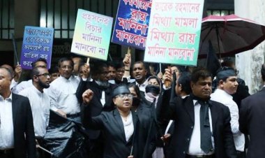 মুখে কালো কাপড় বেঁধে বিএনপিপন্থি আইনজীবীদের বিক্ষোভ
