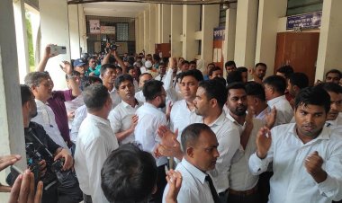  আদালত প্রাঙ্গণে বিএনপি ও আওয়ামীপন্থি আইনজীবীদের হাতাহাতি