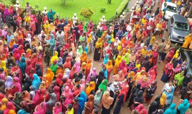 বকেয়া বেতনের আশায় জেলা প্রশাসক কার্যালয়ে হাজারও শ্রমিক