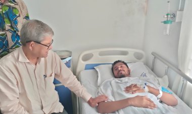 ছাত্রলীগের হামলায় আহত নূরকে দেখতে গেলেন মির্জা ফখরুল