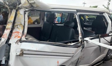 গাজীপুরে সড়ক বিভাজকে মাইক্রোবাসের ধাক্কায় নিহত ২