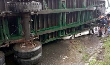  প্রাইভেট কারের ওপর কনটেইনার, শিশুসহ অক্ষত ৪