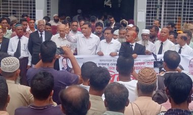 তারেক রহমান ও জুবাইদা রহমানকে সাজা দেওয়ার প্রতিবাদে জামালপুরে আইনজীবীদের বিক্ষোভ