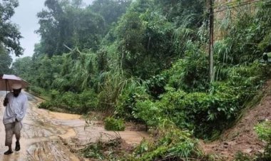  চবিতে পাহাড় ধস, বন্ধ শাটল ট্রেন 