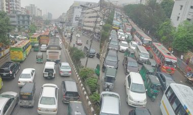 টানা বৃষ্টিতে সড়কে পানি, যানজটের ভোগান্তিতে মানুষ