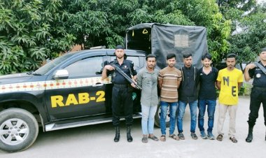  মোহাম্মদপুরে দেশীয় অস্ত্রসহ পাঁচ ডাকাত গ্রেফতার