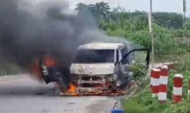 রূপগঞ্জে এশিয়ান হাইওয়েতে চলন্ত মাইক্রোবাসে আগুন