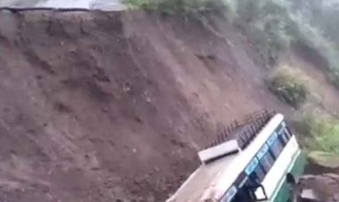  হিমাচলে রাস্তা ধসে যাত্রীবাহী বাস খাদে