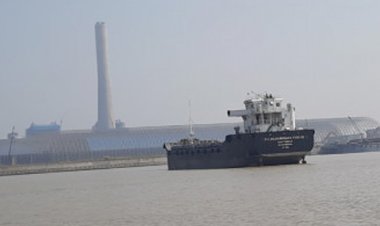 রামপাল বিদ্যুৎকেন্দ্রের কয়লা নিয়ে মোংলায় ভিড়লো জাহাজ