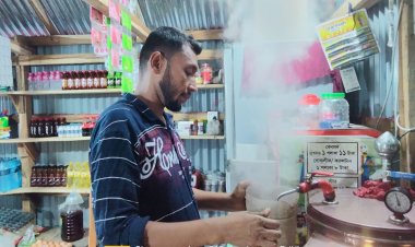  ৮০ ধরনের চা বিক্রি করেন মনির, মাসে আয় ৫০ হাজার