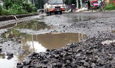 কোটি টাকার সড়কে সামান্য বৃষ্টিতেই খানাখন্দ, দুর্ভোগ যাত্রীদের