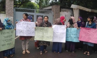 ঢাবি উপাচার্যের বাসভবনের সামনে ছাত্রীদের অবস্থান