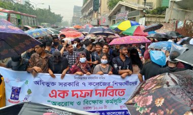 নীলক্ষেত মোড় অবরোধ করেছেন ৭ কলেজ শিক্ষার্থীরা