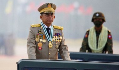 সরকারি কর্মচারীদের হাতে অস্ত্র তুলে দিচ্ছে মিয়ানমার