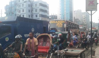 বৃষ্টি-যানজটে ভোগান্তিতে রাজধানীবাসী