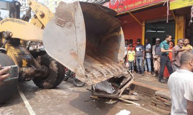 এলিফ্যান্ট রোডে ডিএসসিসির উচ্ছেদ অভিযান