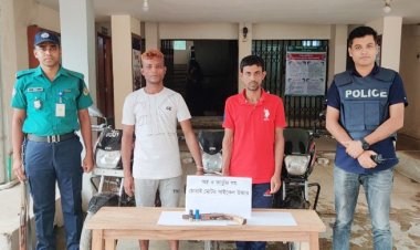 চট্টগ্রামে চোরাই মোটরসাইকেলসহ ২ অস্ত্রধারী গ্রেফতার