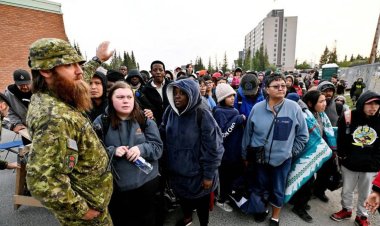 কানাডায় ভয়াবহ দাবানল, বিমানে করে পালাচ্ছে মানুষ