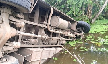 মাইজভান্ডারের ৬০ ভক্ত নিয়ে খাদে পড়লো বাস