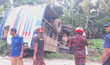  কিশোরগঞ্জে যাত্রীবাহী বাস পুকুরে, আহত ২০