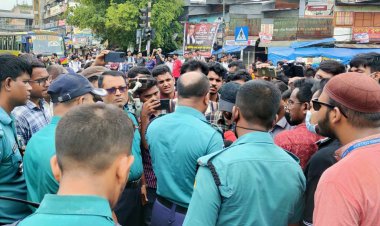 ফের নীলক্ষেত অবরোধ করল ৭ কলেজ শিক্ষার্থীরা