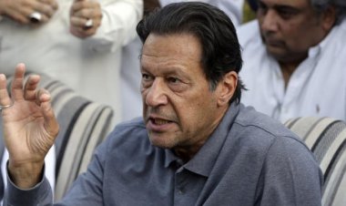 এবার ইমরান খানের বিরুদ্ধে গোপন নথি ফাঁসের অভিযোগ