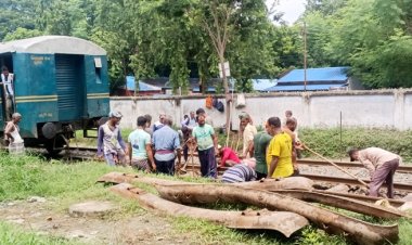 স্টেশনে ট্রেন লাইনচ্যুত রাজশাহী-চাঁপাইনবাবগঞ্জ রেল যোগাযোগ বন্ধ