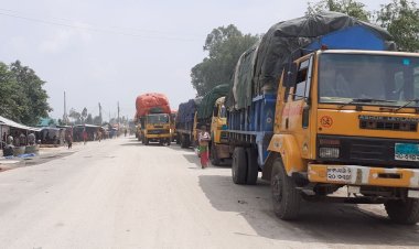  ২৩ দিন পর বাংলাবান্ধা স্থলবন্দরে ভারত থেকে এলো পাথর