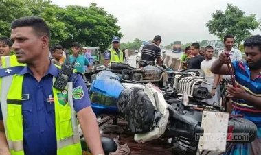 কুষ্টিয়া থেকে বাইকে বন্ধুদের সাথে ঘুরতে গিয়ে বাসের ধাক্কায় ১ জন নিহত, আহত-১২