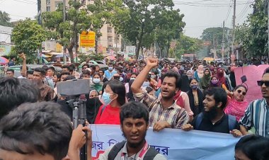  সাত কলেজ শিক্ষার্থীদের নীলক্ষেত অবরোধ, অতিরিক্ত পুলিশ মোতায়েন