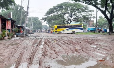 কাদাপানিতে একাকার বাস টার্মিনাল, যাত্রীদের দুর্ভোগ