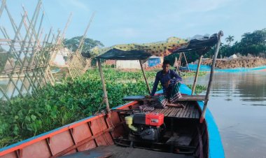 নদী পারাপারে ভাড়া ৫ টাকা, তা দিয়েই চলে মাঝি বসিরের সংসার