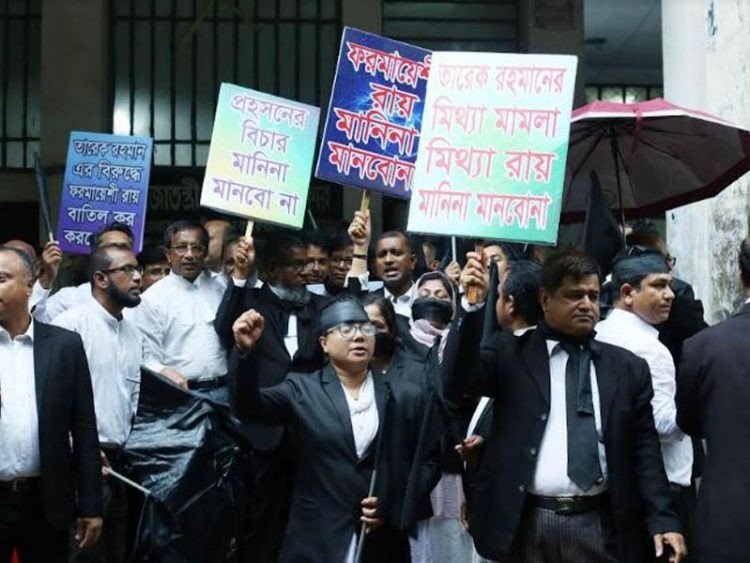 মুখে কালো কাপড় বেঁধে বিএনপিপন্থি আইনজীবীদের বিক্ষোভ