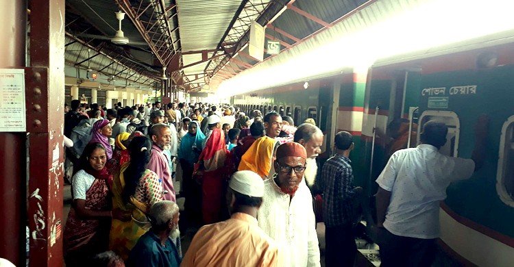 প্রধানমন্ত্রীর জনসভায় যোগ দিতে বাস-ট্রেনে উপচেপড়া ভিড়