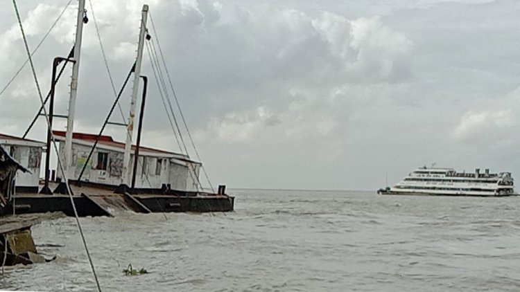 ভোলা ফেরিঘাটের পন্টুন-গ্যাংওয়ে বিকল, ফেরি চলাচল বন্ধ