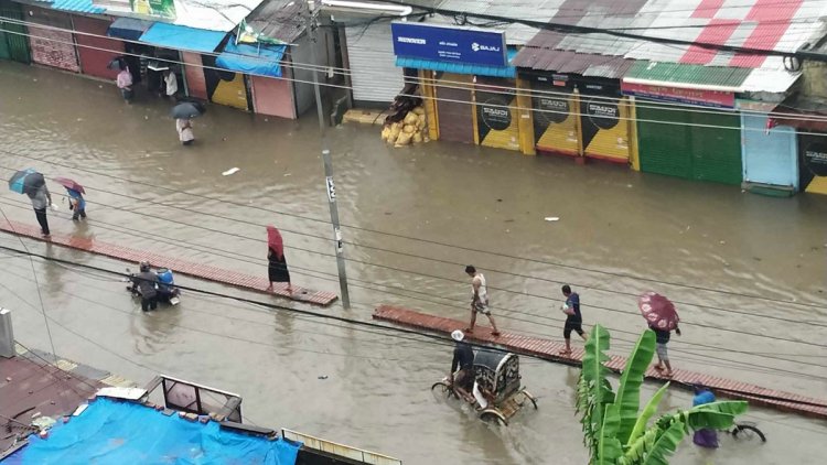 টানা বৃষ্টিতে তলিয়ে গেছে চট্টগ্রামের নিম্নাঞ্চল
