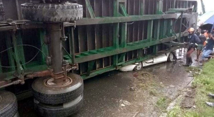 প্রাইভেট কারের ওপর কনটেইনার, শিশুসহ অক্ষত ৪