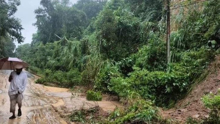 চবিতে পাহাড় ধস, বন্ধ শাটল ট্রেন