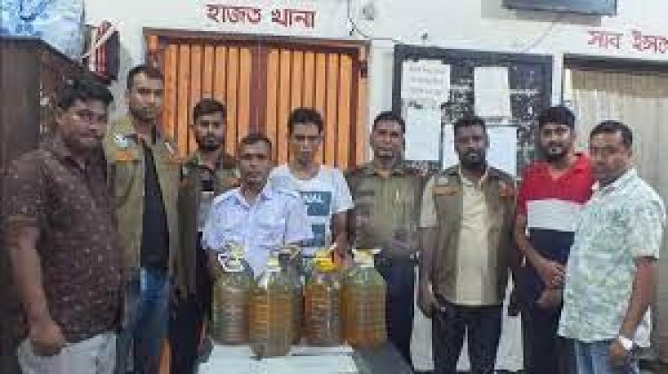 ট্রেনের তেল চুরি করে বিক্রির সময় রেলকর্মচারীসহ আটক ২