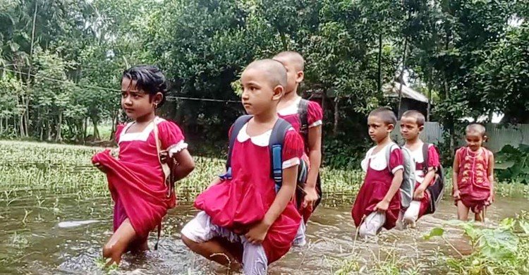নেই সড়ক, পানি মাড়িয়ে স্কুলে যাচ্ছে শিশুরা