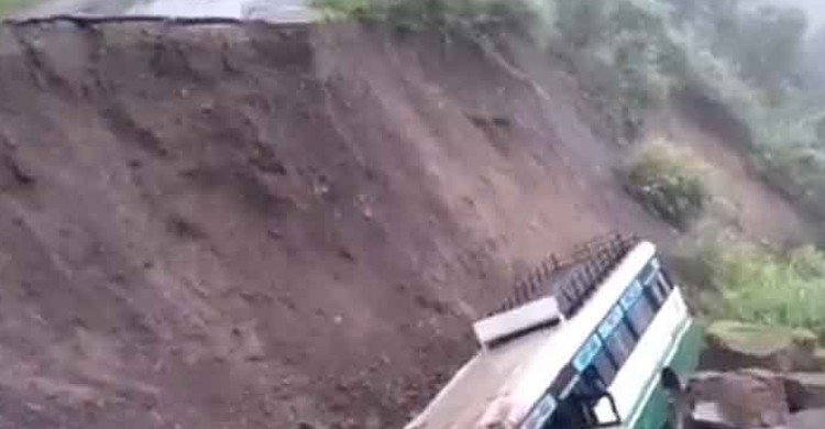 হিমাচলে রাস্তা ধসে যাত্রীবাহী বাস খাদে