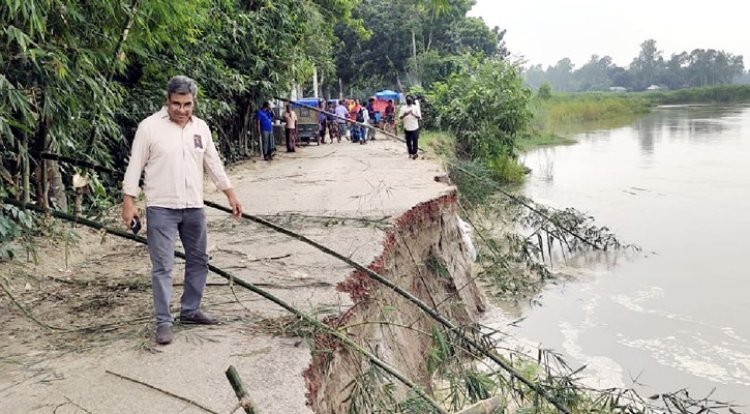 টাঙ্গাইলে ব্রিজের এপ্রোস সড়কে ধস, যোগাযোগ বিচ্ছিন্ন