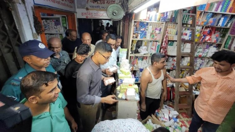 সংকট দেখিয়ে ডেঙ্গু রোগীর ১০০ টাকার স্যালাইন ৫০০ পর্যন্ত বিক্রি