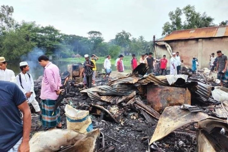 নোয়াখালীতে আগুনে পুড়ল ৮ দোকান