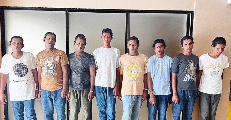 স্ত্রী-সন্তান থাকার পরও হিজড়া সেজে চাঁদাবাজি, গ্রেফতার ৮